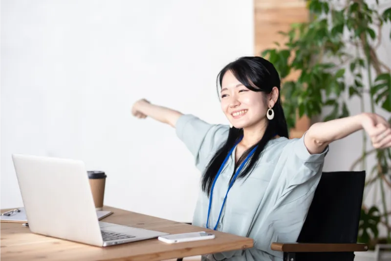 オフィスで疲れを取る30代女性