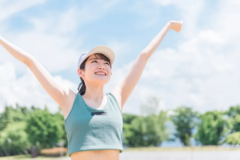 生活習慣を見直して疲れを取る30代女性