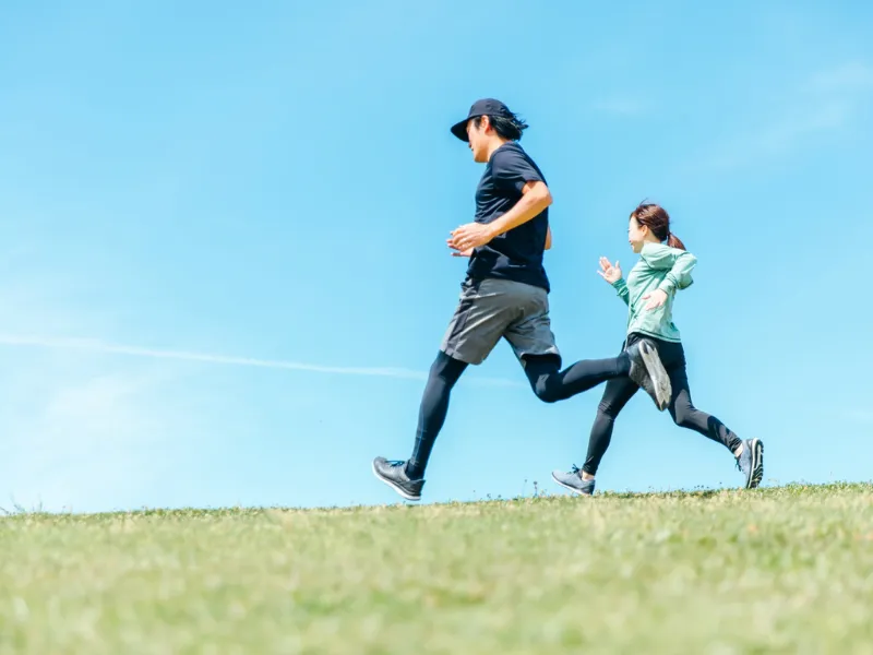 運動している男女