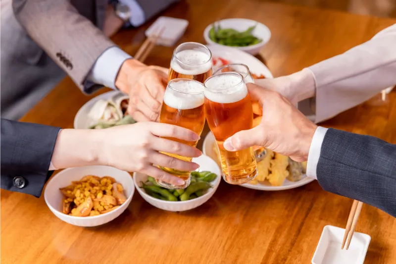 γ-GTPが高い原因の「お酒」を乾杯している