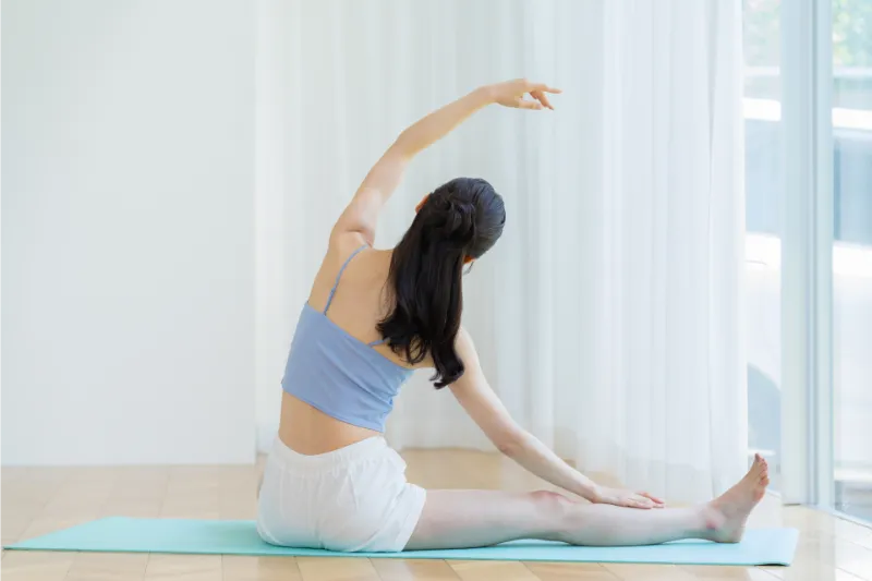 ダイエットのため室内で運動する女性