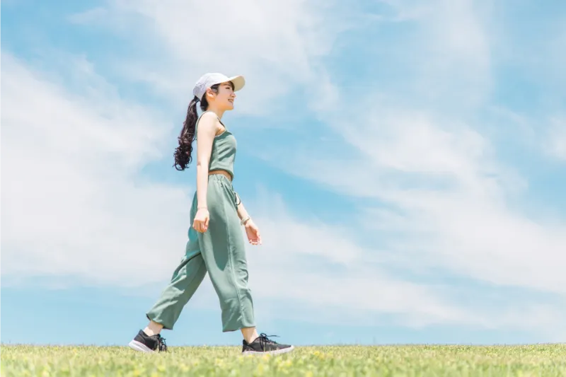 ダイエットのため運動する女性