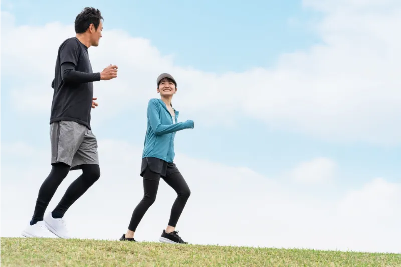 ウォーキングでダイエットする男女