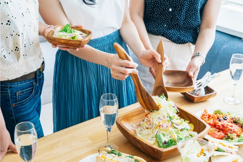 太らないおつまみを盛りつける女性